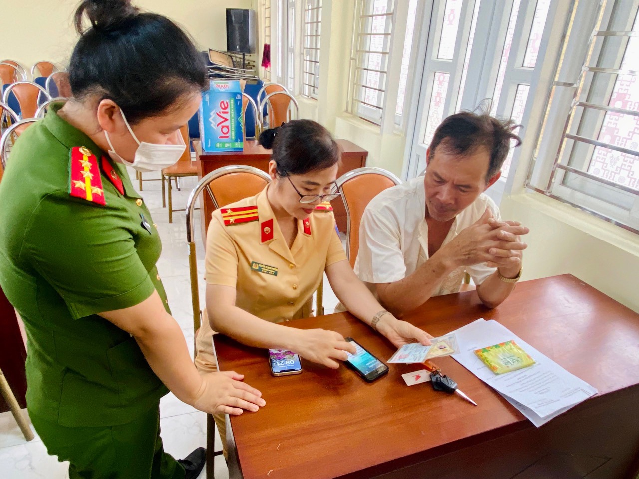 Công an phường Thượng Lý (quận Hồng Bàng): Cấp phát 135 Sim điện thoại phục uụ Nhân dân kích hoạt tài khoản định danh điện tử mức 2